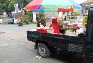 Babinsa Danukusuman Cek Pelaku UMKM Penjual Sembako Menjelang Lebaran