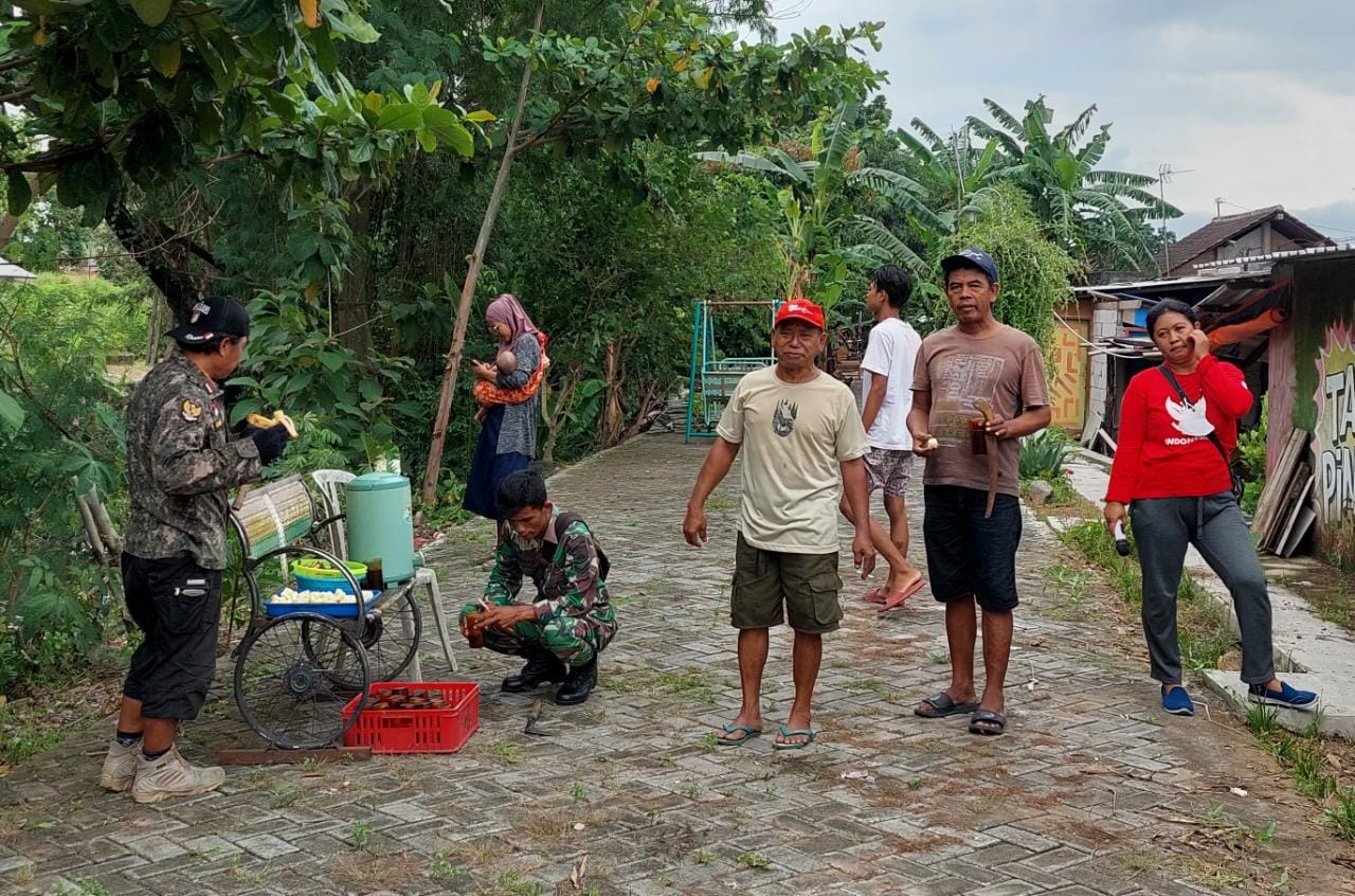 Babinsa Joyotakan Pesta Kebun Bersama Warga di Bantaran Sungai Kecing