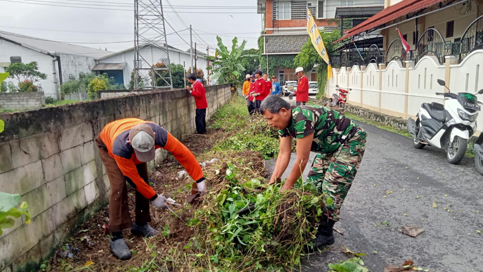 Babinsa Kelurahan Karangasem Pelopori Warga Bersihkan Lingkungan