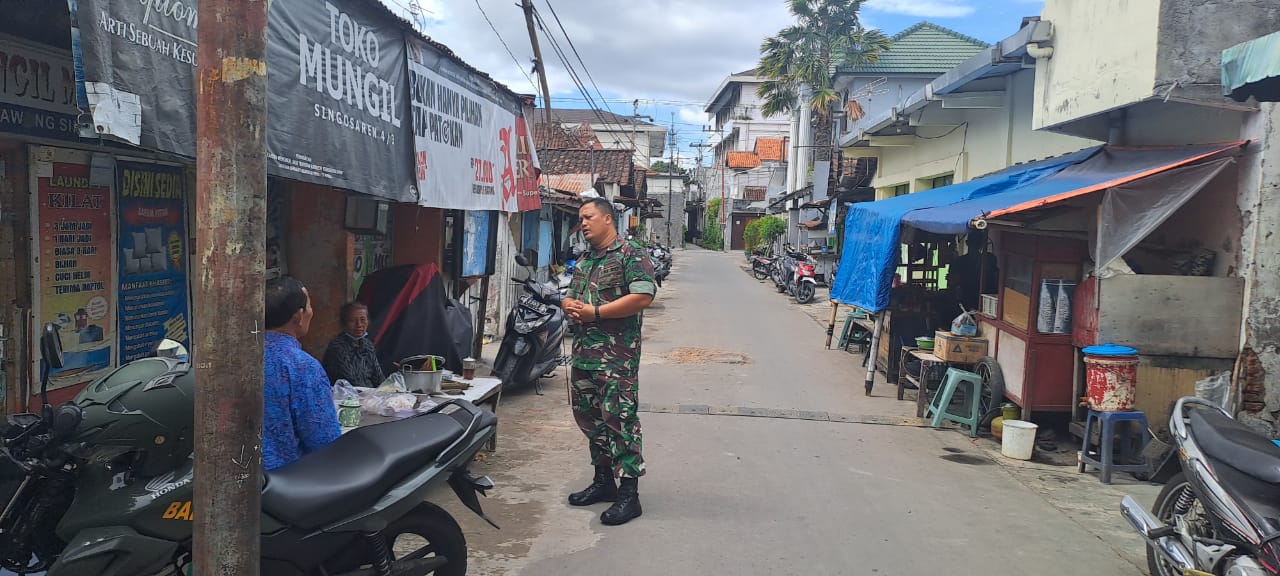 Babinsa Kemlayan Komsos dengan Warga Binaan Untuk Jalin Keakraban