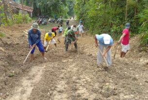 Babinsa Klego bersama Warga Gotong Royong Perbaikan Jalan