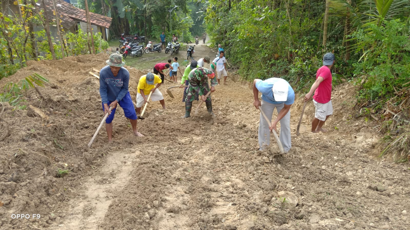 Babinsa Klego bersama Warga Gotong Royong Perbaikan Jalan