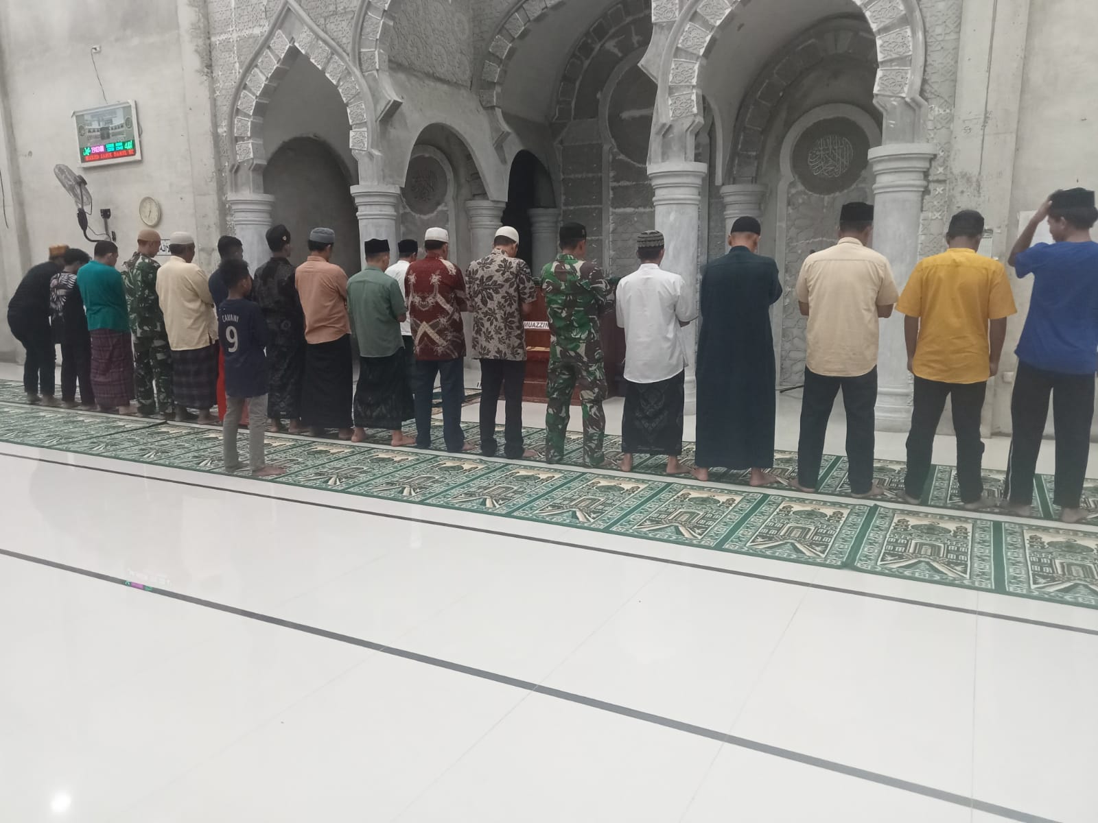 Babinsa Koramil 04/Meureubo Pererat Silaturahmi Dengan Masyarakat Melalui Sholat Subuh Berjamaah Di Masjid Baitul Hikmah