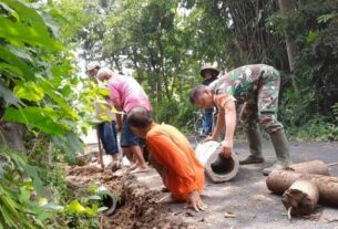 Babinsa Sambi Bantu Warga Perbaiki Saluran Air