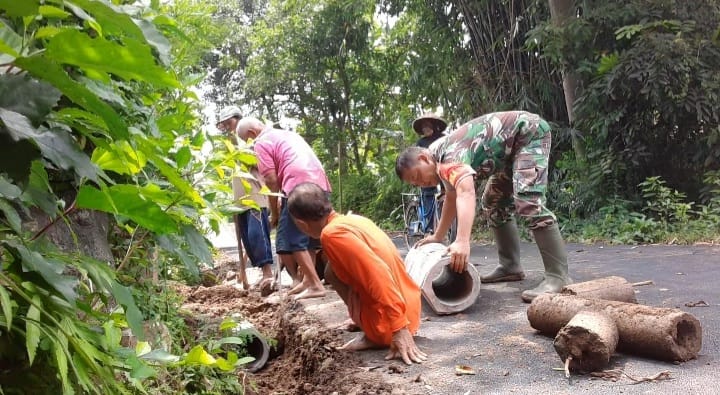 Babinsa Sambi Bantu Warga Perbaiki Saluran Air