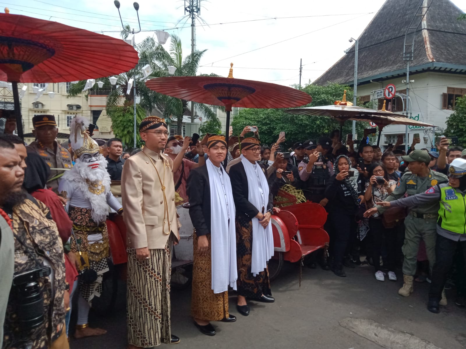 Babinsa Sudiroprajan Pantau Giat Pelaksanaan Solo Menari 2023 di Pasar Gede Surakarta