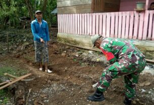 Bangun Keakraban, Babinsa Koramil 01/SM Bantu Pembuatan Pondasi