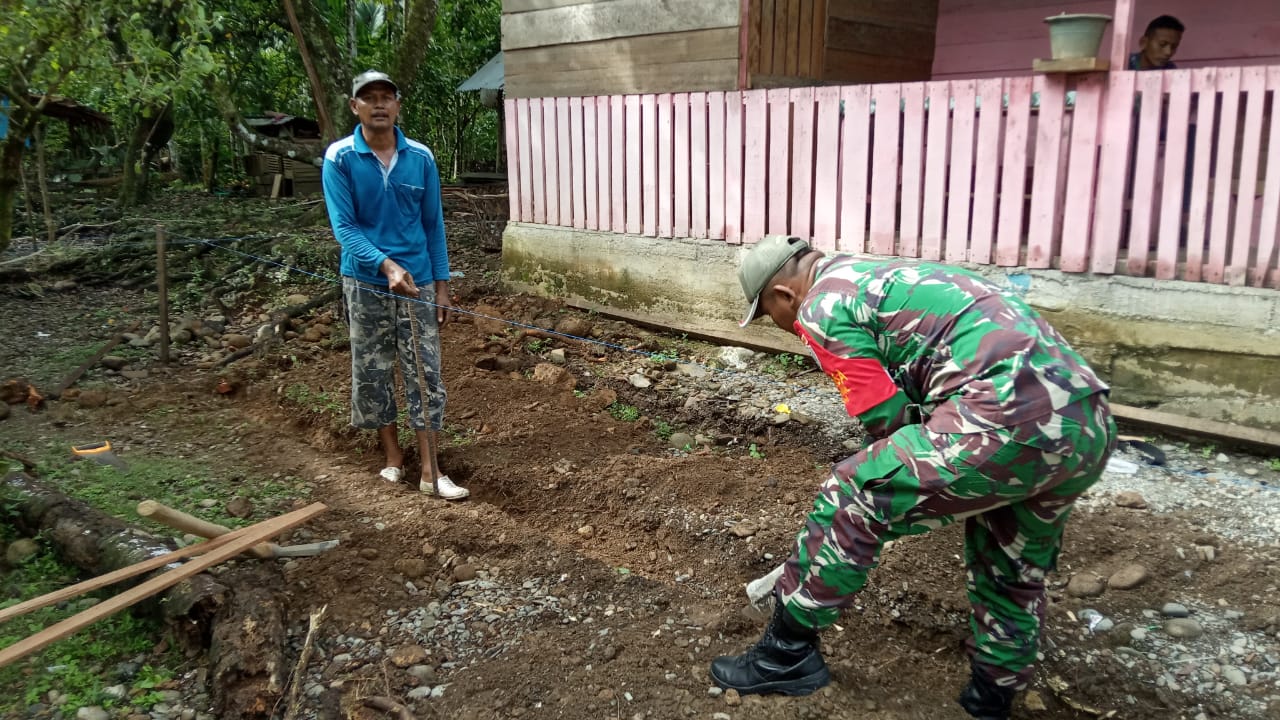 Bangun Keakraban, Babinsa Koramil 01/SM Bantu Pembuatan Pondasi