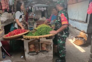 Bantu Program Pemerintah, Ternyata Ini Tujuan Dua Babinsa Blusukan Ke Pasar Tradisional