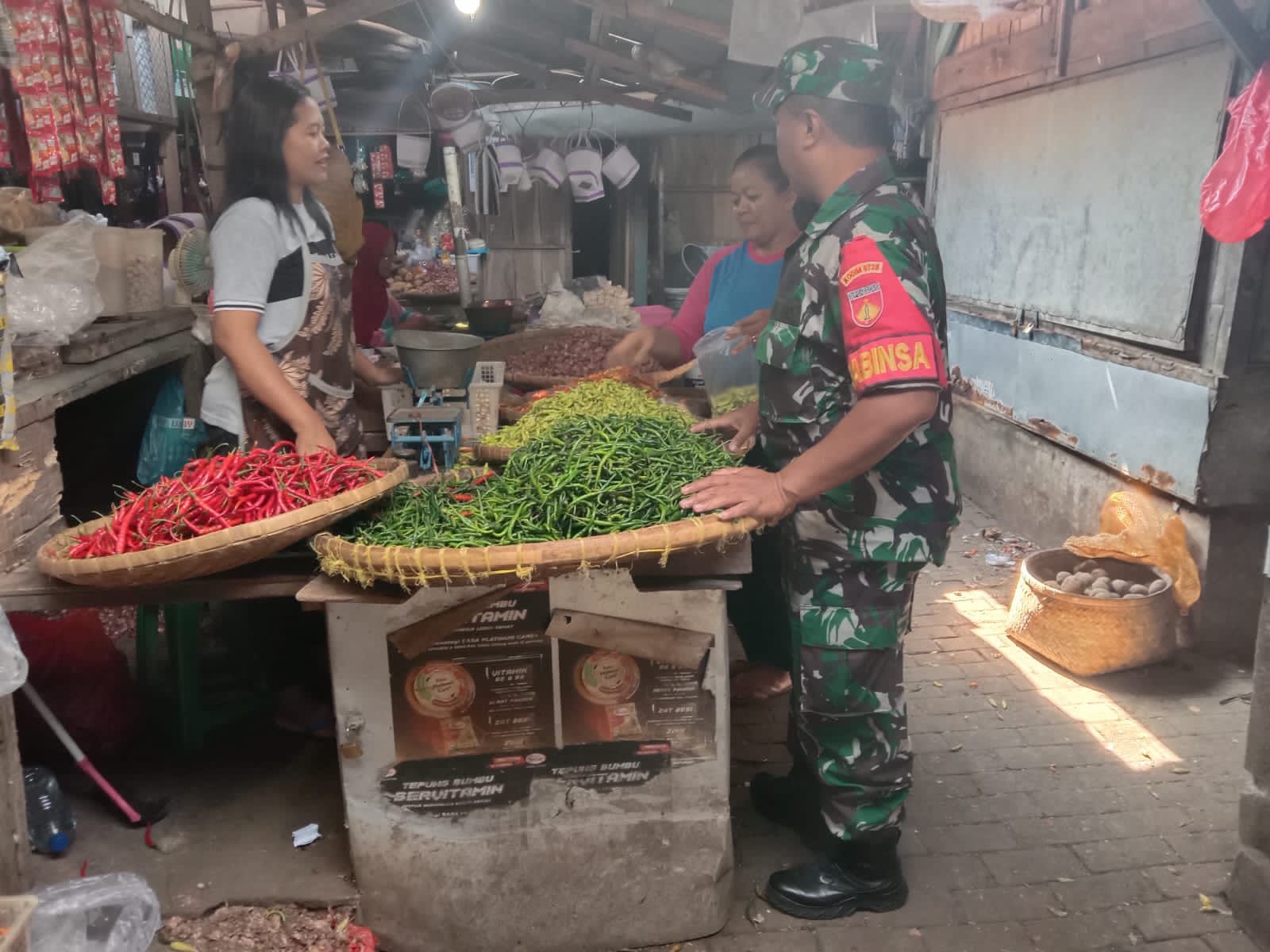 Bantu Program Pemerintah, Ternyata Ini Tujuan Dua Babinsa Blusukan Ke Pasar Tradisional