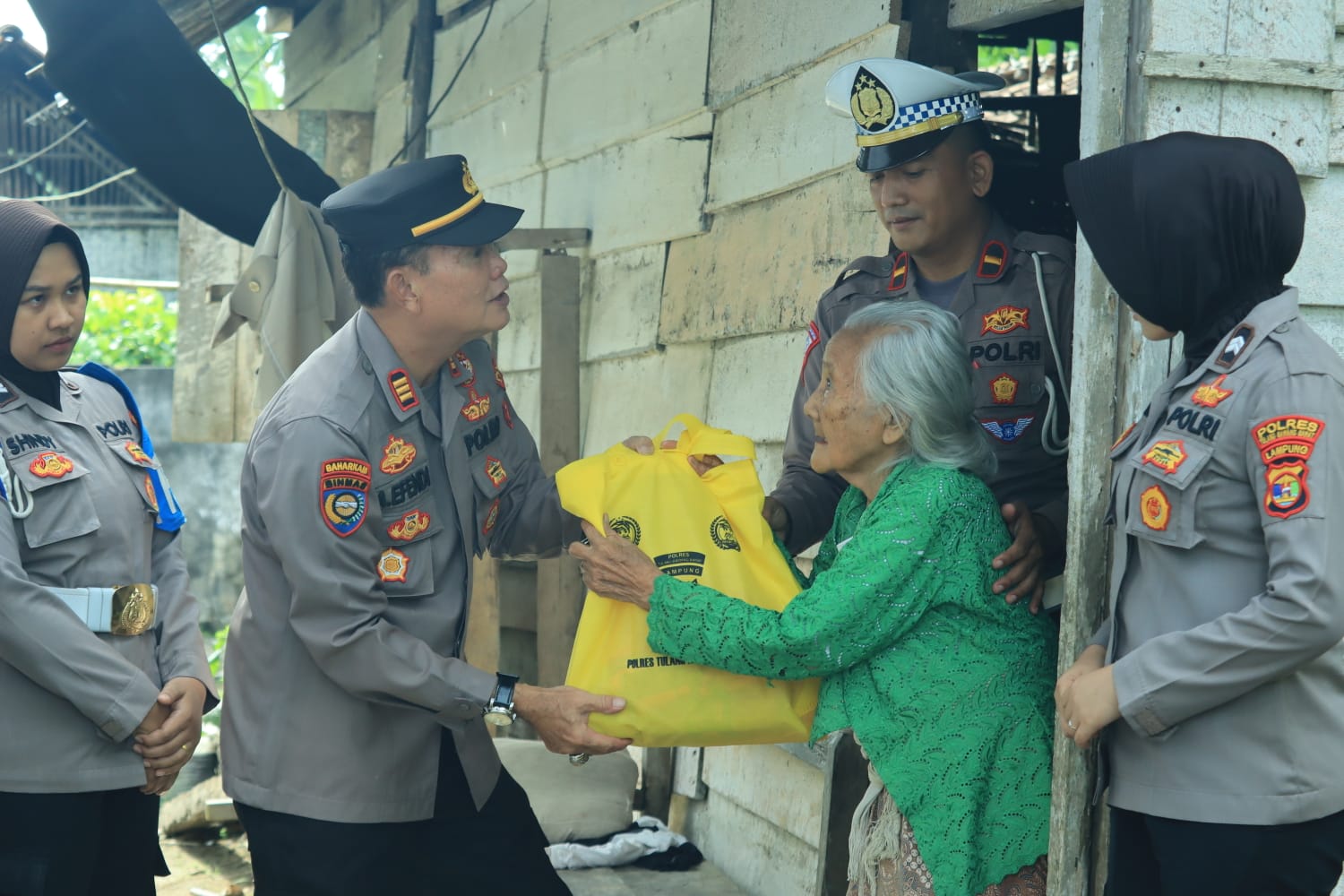 Bantuan Kemanusiaan Untuk Negeri, Polres Tulang Bawang Barat kembali Bagikan Sembako Melalui SatBinmas.