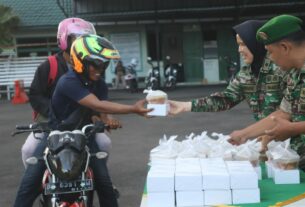 Berbagi Di Bulan Ramadhan, Dandim : Wujud Nyata Keakraban TNI Dengan Rakyat