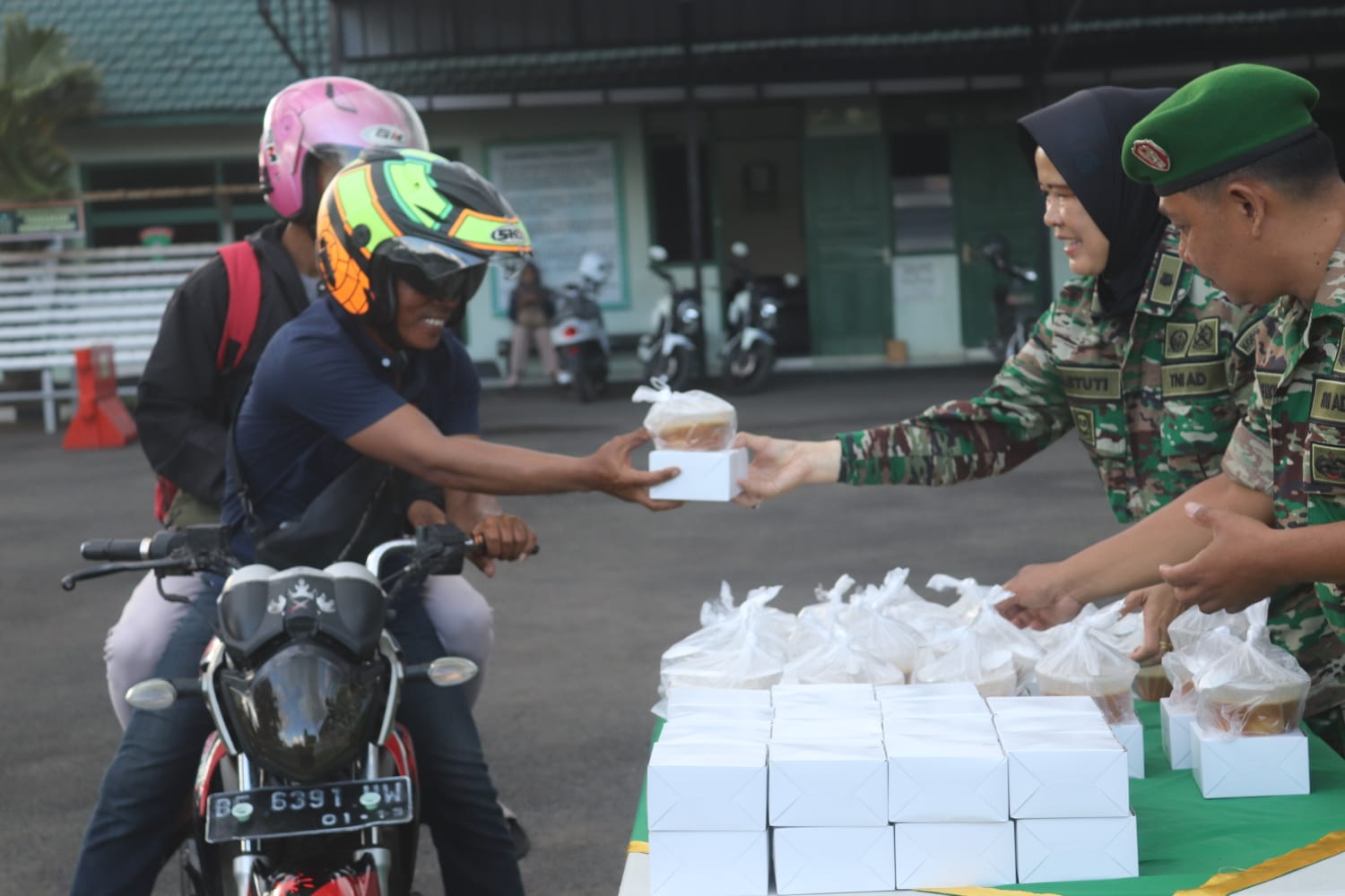 Berbagi Di Bulan Ramadhan, Dandim : Wujud Nyata Keakraban TNI Dengan Rakyat