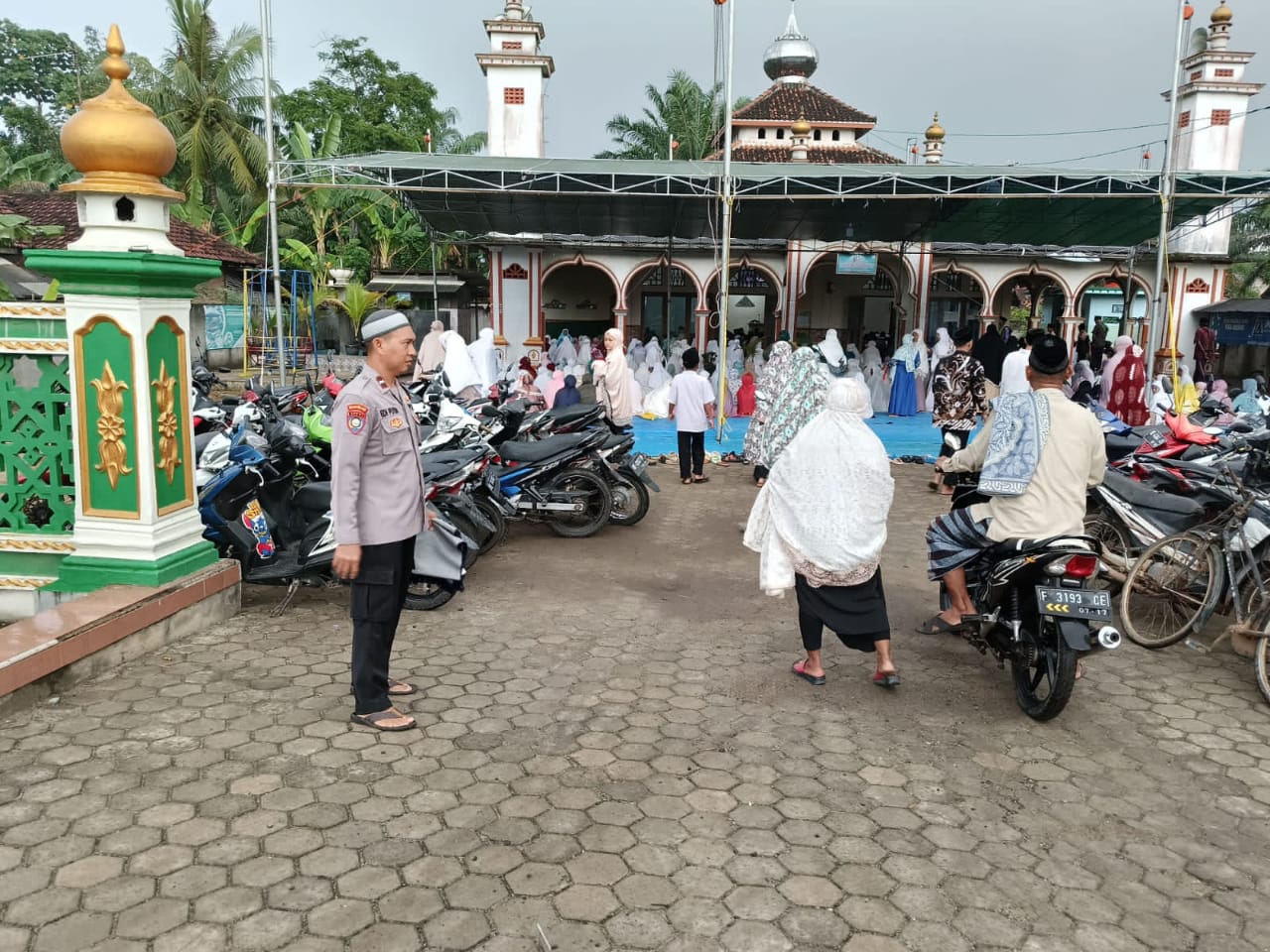 Beri Rasa Aman, Polres Tulang Bawang Barat Terjunkan Personil Pengamanan Sholat Idul Fitri 1444 H/2023.