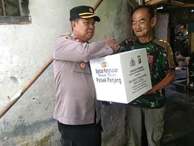 Berkah Ramadhan, Polsek Panjang Bagikan Paket Sembako di Dua Lokasi Berbeda