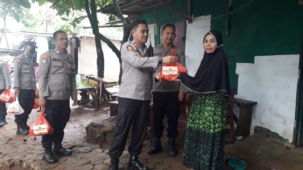 Berkah Ramadhan, Polsek Teluk Betung Utara Bagikan Sembako Kepada Warga Kurang Mampu