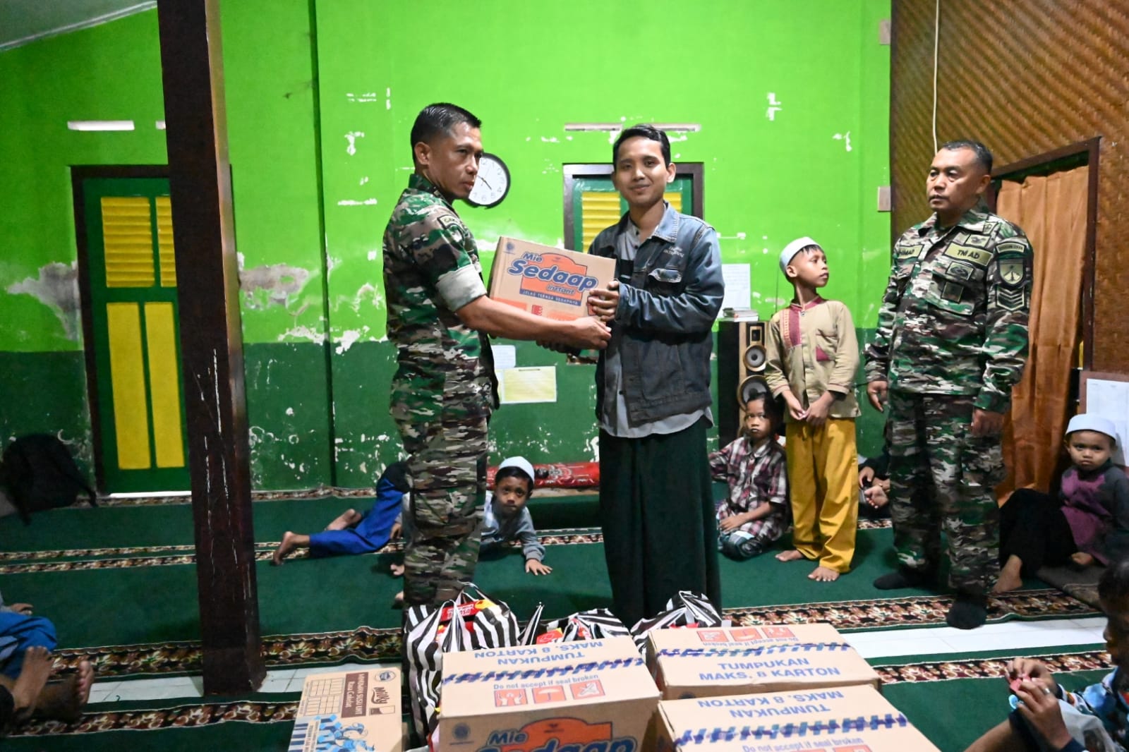 Bulan Ramadhan Penuh Berkah Kodim 0726/Sukoharjo distribusikan Sembako di Pesantren Yatim Balita "ADHSA"  Cemani