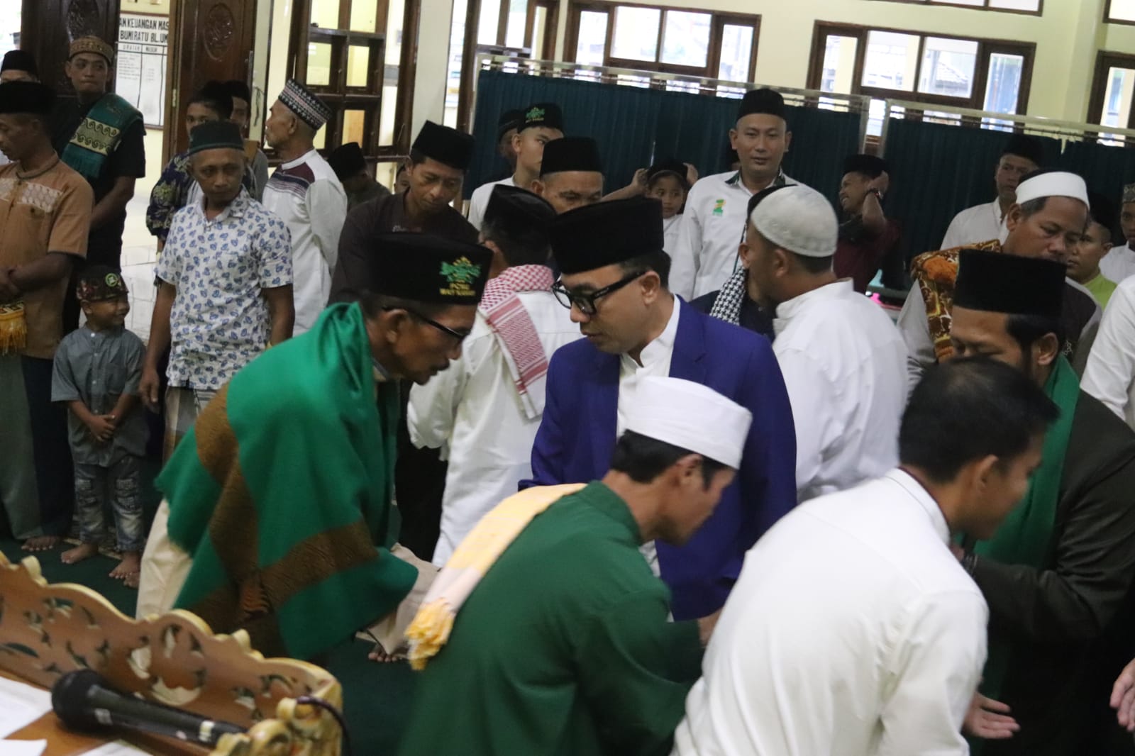 Bupati Adipati dan Ketua TP PKK Dessy Adipati Sholat Idul Fitri 1444 H Di Masjid Nurul Huda