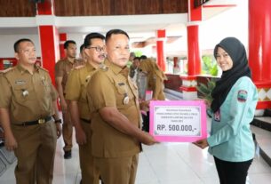 Bupati Lampung Selatan Bagikan THR Kepada THLS