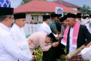 Bupati dan Wabup Lampura shalat Idul Fitri di Halaman Pemkab