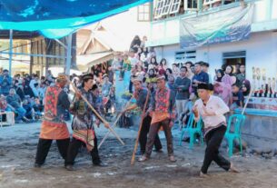 Bupati pesibar berikan bantuan korban kebakaran dan sekaligus membuka tradisi mincak serta ngejalang balak.