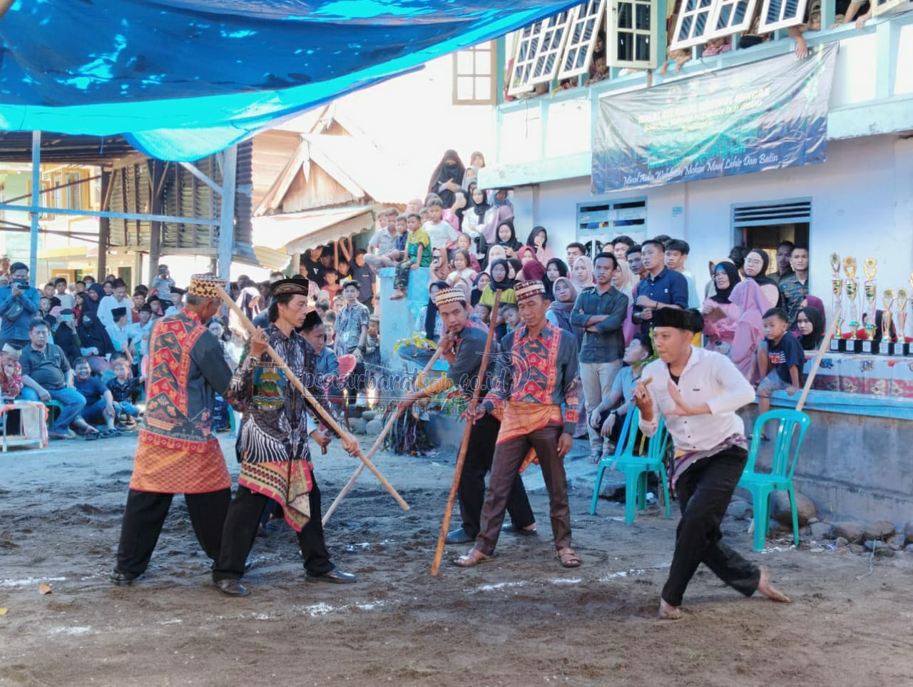 Bupati pesibar berikan bantuan korban kebakaran dan sekaligus membuka tradisi mincak serta ngejalang balak.