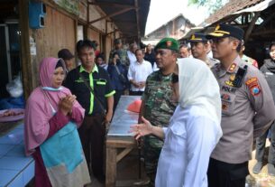 Dandim Bojonegoro dampingi Bupati Anna Mu'awanah Sidak Swalayan dan Pasar Desa