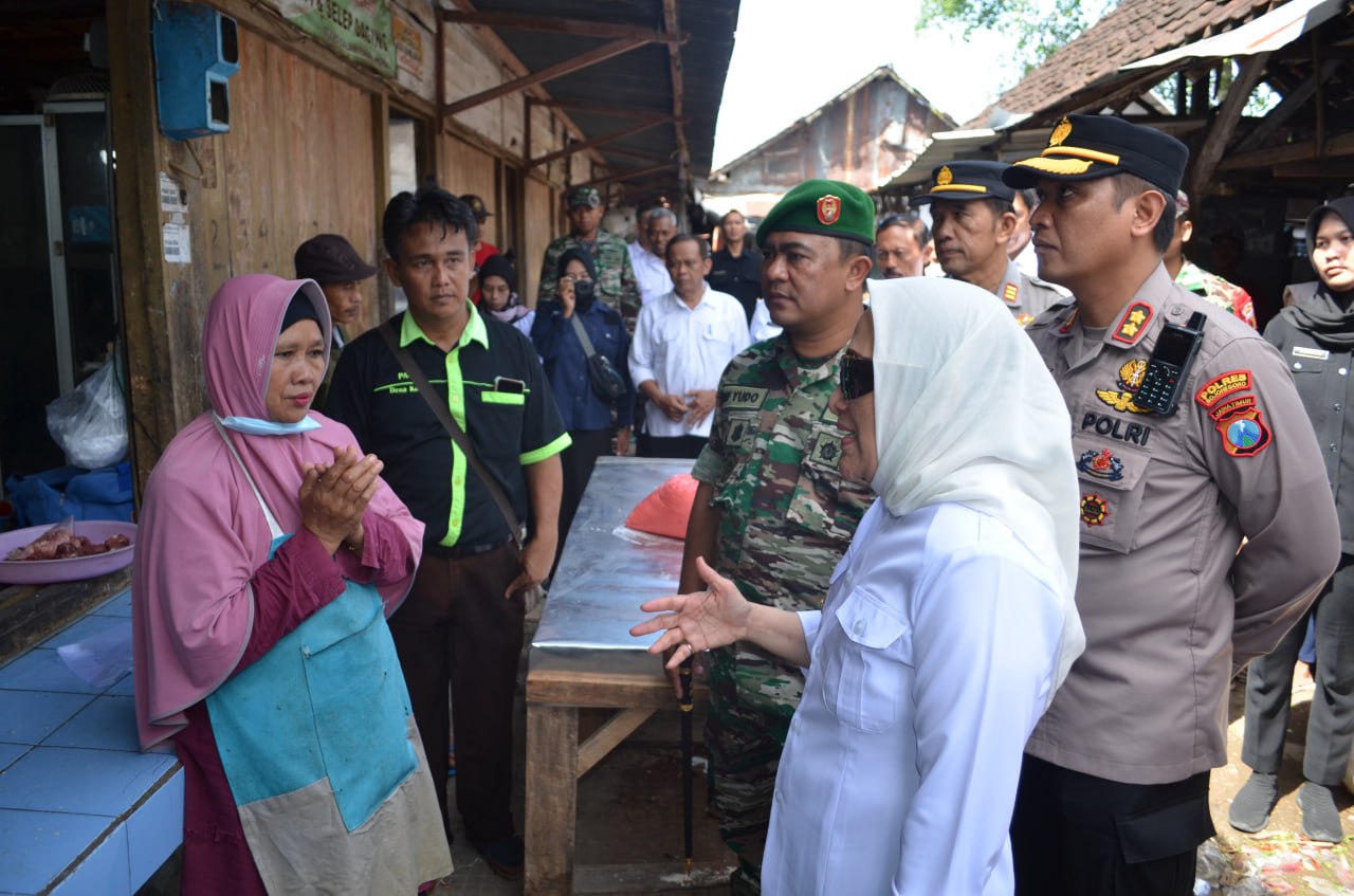 Dandim Bojonegoro dampingi Bupati Anna Mu'awanah Sidak Swalayan dan Pasar Desa