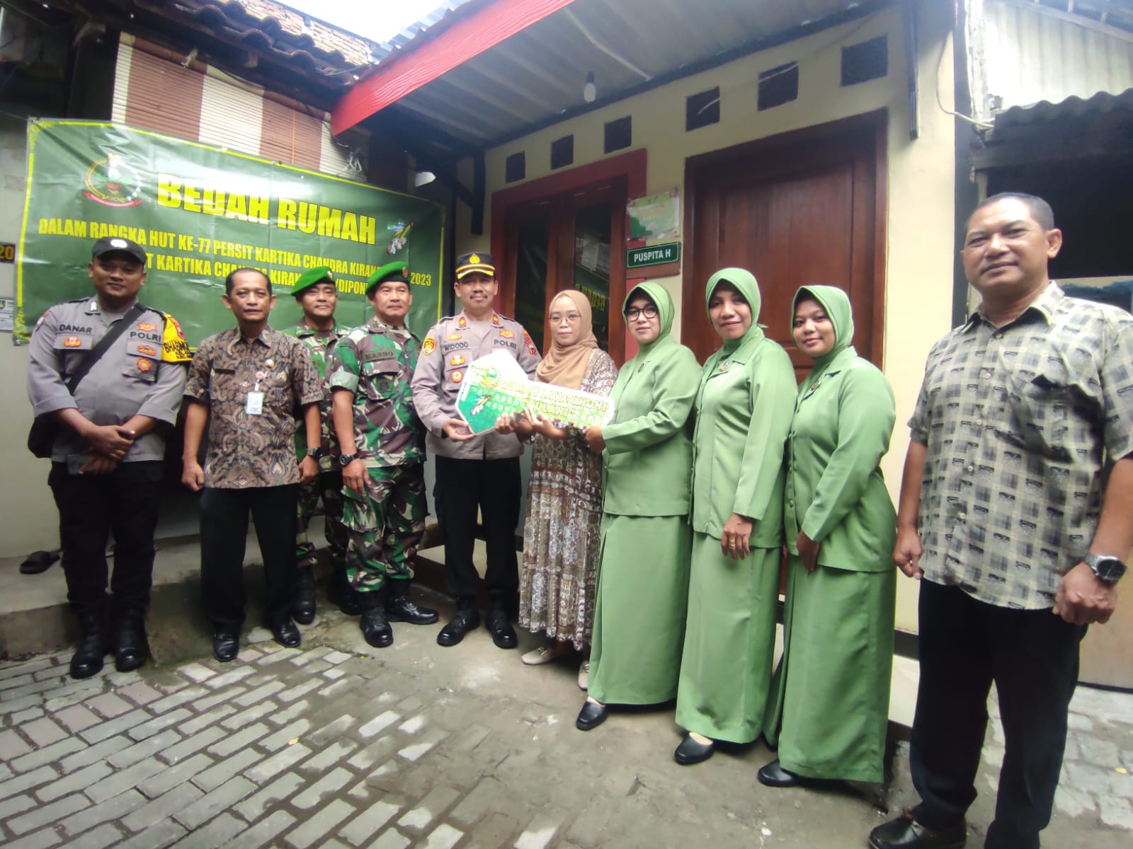 Danramil 03 Serengan Serahkan Kunci Rumah Program Bedah rumah