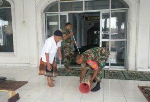 Di Bulan Penuh Berkah, Anggota Koramil 07/Johan Pahlawan Bersihkan Sarana Rumah Ibadah