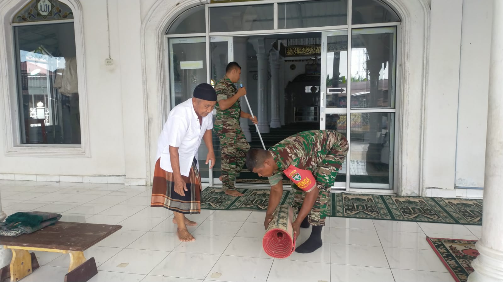 Di Bulan Penuh Berkah, Anggota Koramil 07/Johan Pahlawan Bersihkan Sarana Rumah Ibadah