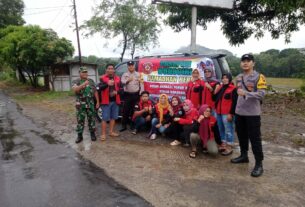 Di Puhpelem, TNI-Polri Dan Paguyuban Pasepuh Bagikan Takjil