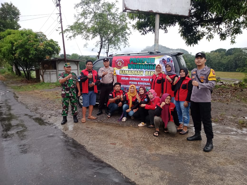 Di Puhpelem, TNI-Polri Dan Paguyuban Pasepuh Bagikan Takjil