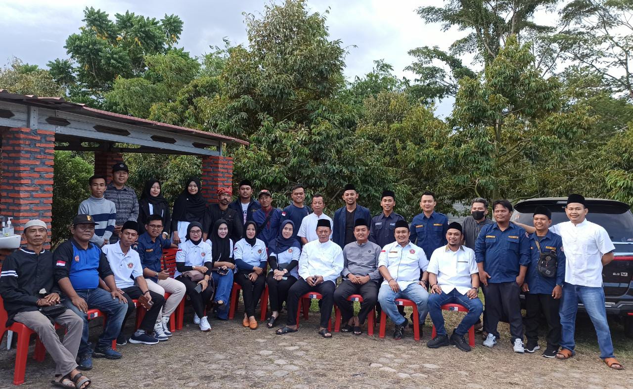 Gandeng Karang Taruna, Ketua DPRD Lamsel Bagikan Ribuan Paket Takjil