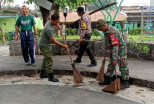 Gandeng Tim Saberling, Babinsa Kelurahan Nusukan Kerja Bakti Bersihkan Lingkungan