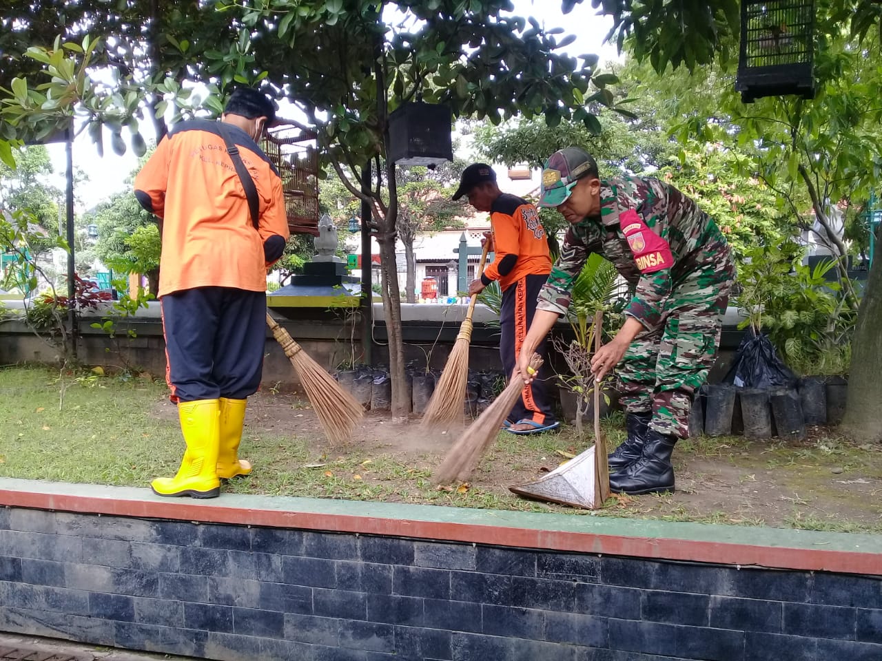 Gandeng Tim Saberling, Babinsa Kelurahan Keprabon Laksanakan Kerja Bakti Bersihkan Lingkungan