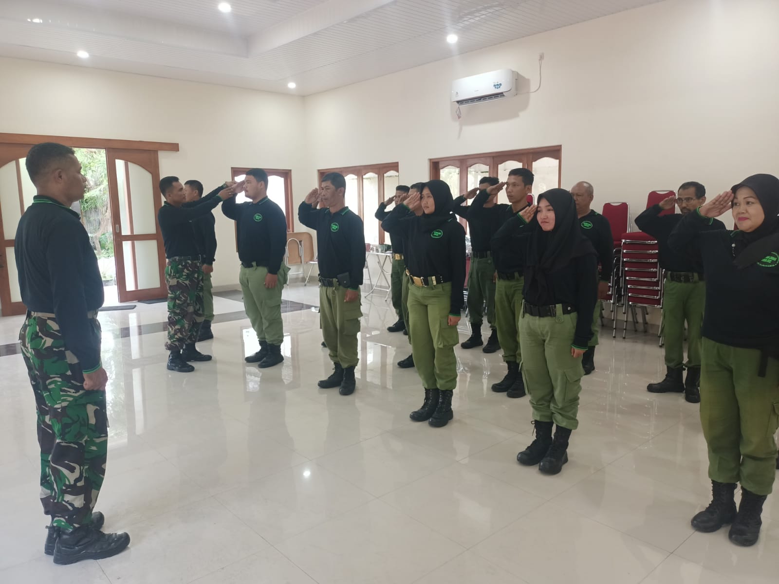 Gembleng Fisik,Mental Dan Karakter Linmas, Babinsa Kelurahan Sumber Latihkan PBB Dan Beladiri