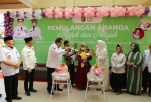 Gubernur Arinal Djunaidi Apresiasi Tim Bedah Kembar Siam RSUDAM yang Berhasil Melakukan Operasi Kembar Siam Pertama di Provinsi Lampung