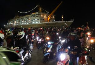 Gubernur Arinal Djunaidi Sambut Kedatangan Pemudik Yang Menggunakan Kendaraan Roda Dua Di Pelabuhan Panjang