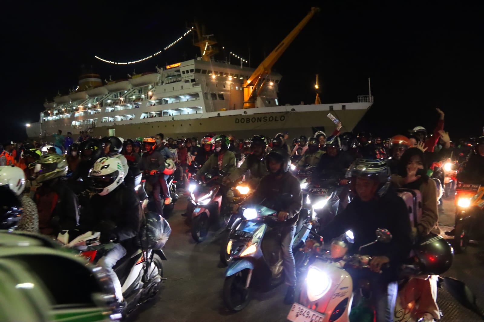 Gubernur Arinal Djunaidi Sambut Kedatangan Pemudik Yang Menggunakan Kendaraan Roda Dua Di Pelabuhan Panjang