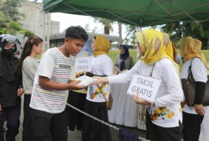 Ibu Riana Sari Arinal dan Jajaran LKKS Provinsi Lampung Bagikan Takjil Gratis kepada Masyarakat di Halaman Parkir Mahan Agung