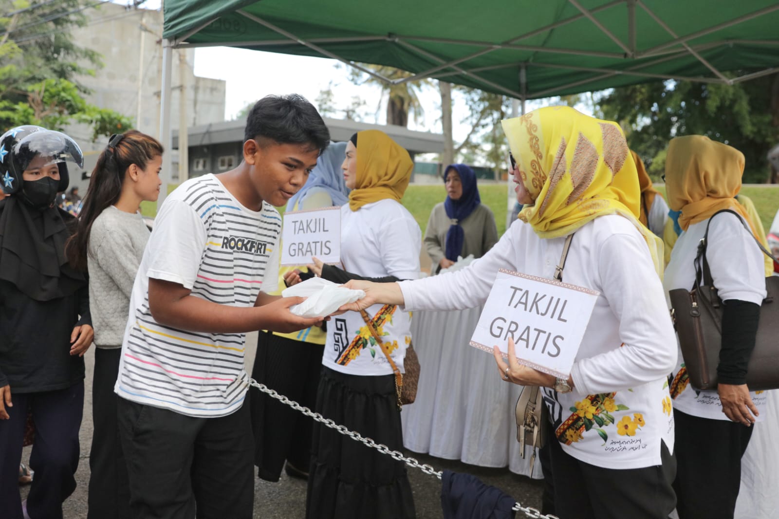 Ibu Riana Sari Arinal dan Jajaran LKKS Provinsi Lampung Bagikan Takjil Gratis kepada Masyarakat di Halaman Parkir Mahan Agung