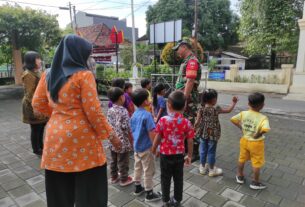 Inilah Bukti Nyata Kedekatan Babinsa Kratonan Dengan Murid Taman Kanak - Kanak