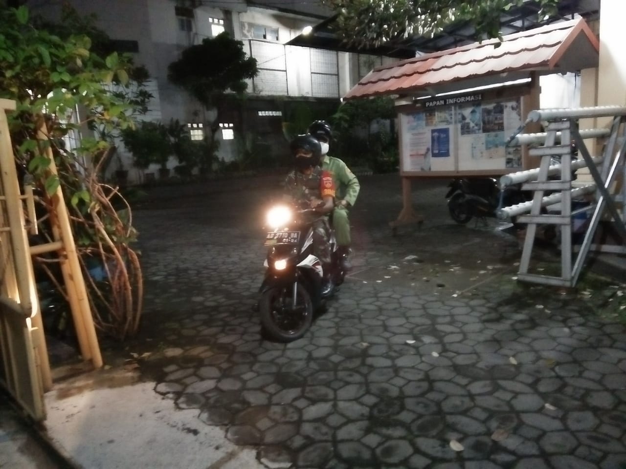 Jaga Kondusifitas Wilayah Piket Koramil 03/Serengan Patroli Bersama Linmas.