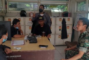 Jalin Silaturahmi Babinsa Kedunglumbu Laksanakan Komsos Dengan Karyawan Dan Satpam Gereja 