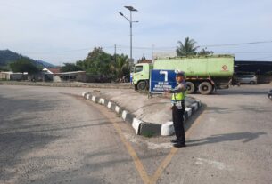 Jelang Arus Balik, Sat Lantas Polresta Bandar Lampung Pasang Rambu Penunjuk Arah Menuju Pelabuhan Panjang