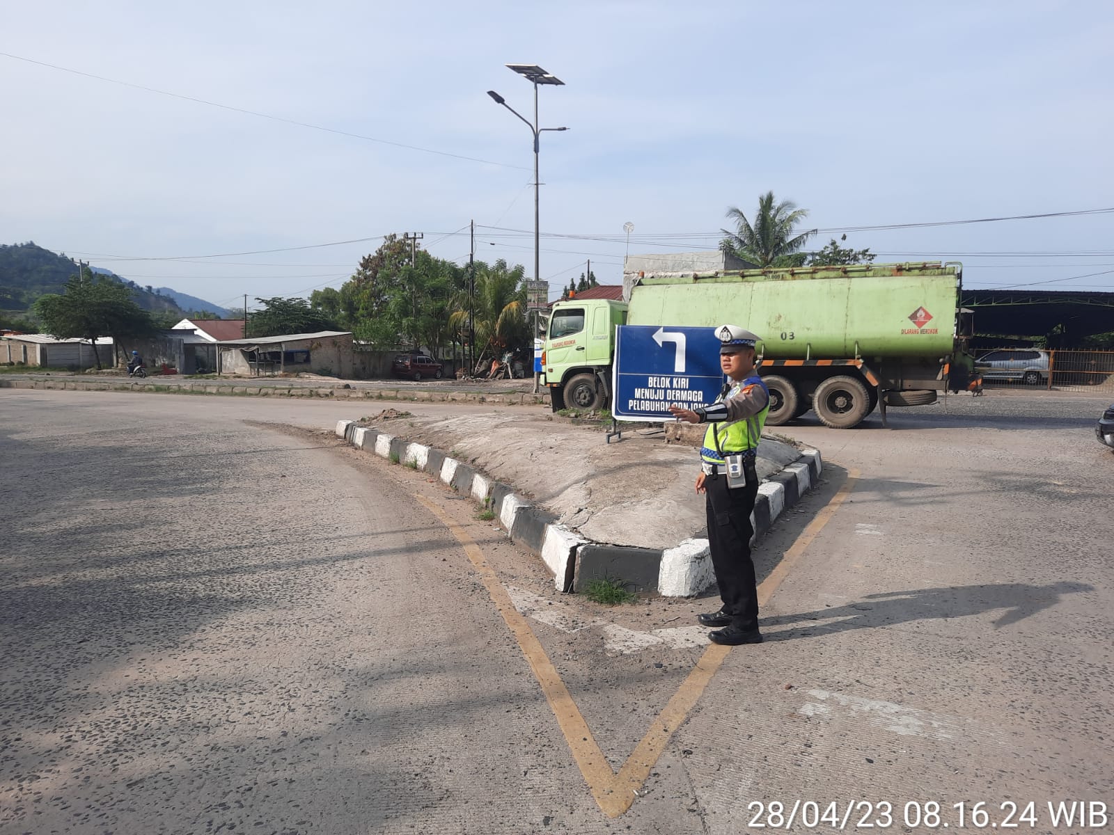 Jelang Arus Balik, Sat Lantas Polresta Bandar Lampung Pasang Rambu Penunjuk Arah Menuju Pelabuhan Panjang