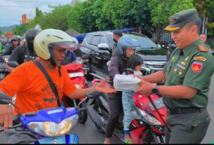 Jelang Buka Puasa, Dandim Wonogiri Pimpin Langsung Pembagian Takjil