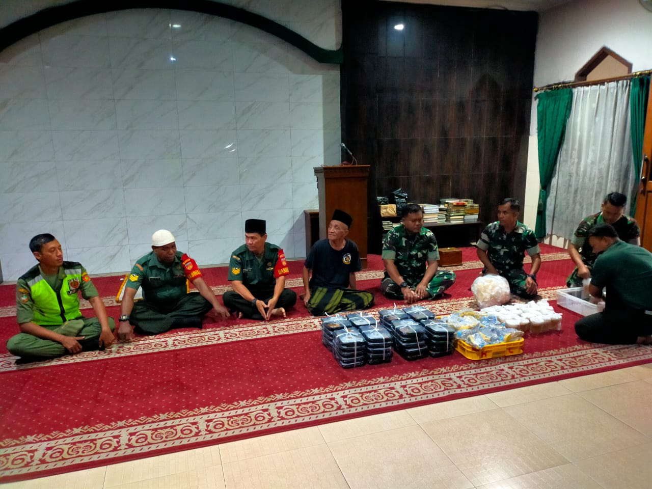 Jelang Buka Puasa, Kodim 0735/Surakarta Bagikan Takjil di Panti Asuhan