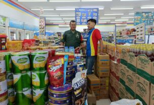 Jelang Lebaran, Babinsa Kelurahan Jajar Sambangi Indomaret Cek Ketersediaan Bahan Sembako